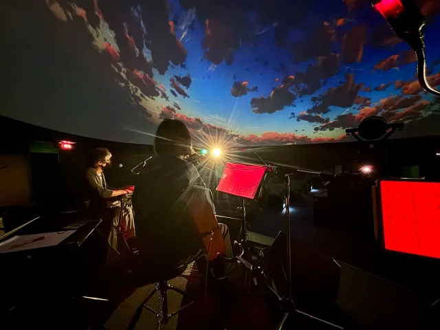 本日は神戸、バンドー神戸青少年科学館に来ております。
堀込泰行“LIVE in the DARK tour 2025“もいよいよ佳境を迎えます。
名残惜しみつつ楽しんで演奏させていただきます！